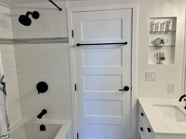 Photo - 928-1928 Richards St