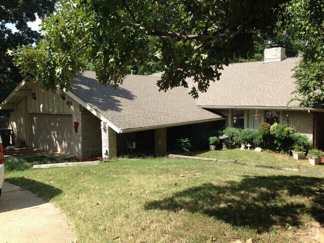 Building Photo - Large 1970's Home In Jenks School District!