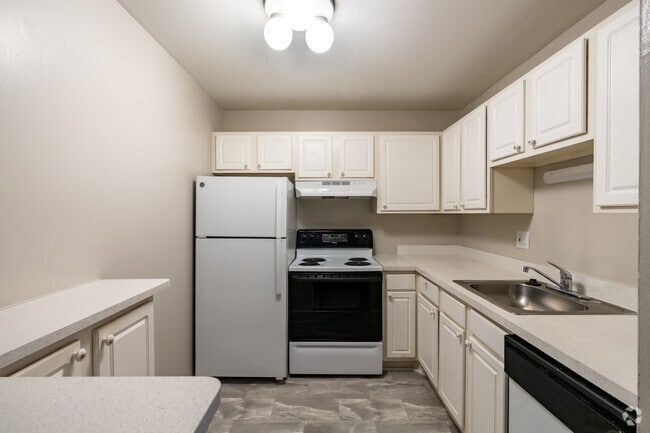 1BR, 1BA - 780SF - Kitchen