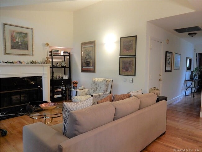 Photo - 230 Saugatuck Ave Unit APT 18