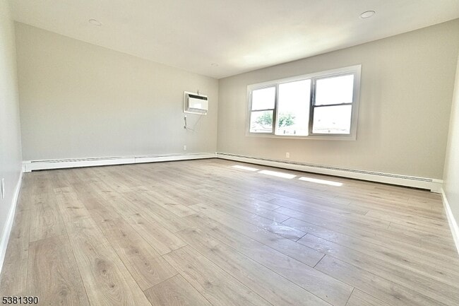Photo - 467 Hobson Ave