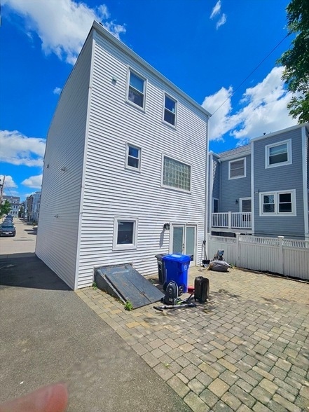 Photo - 711 E 7th St