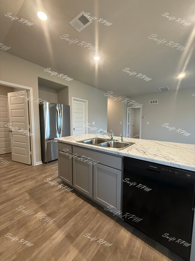 Photo - 559 W Lanesfield St