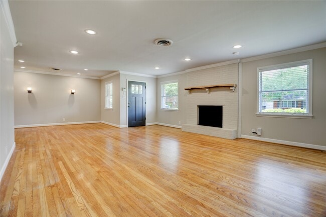 Photo - 9829 Larston St