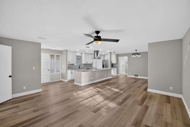Photo - 791 Lindenwood Cir E