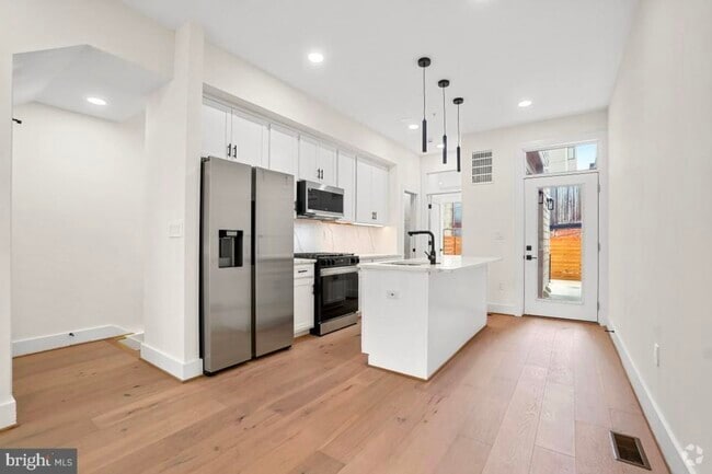 Building Photo - 808 12th St NE Unit #1 Rental