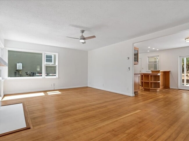 Photo - 827 University Ave