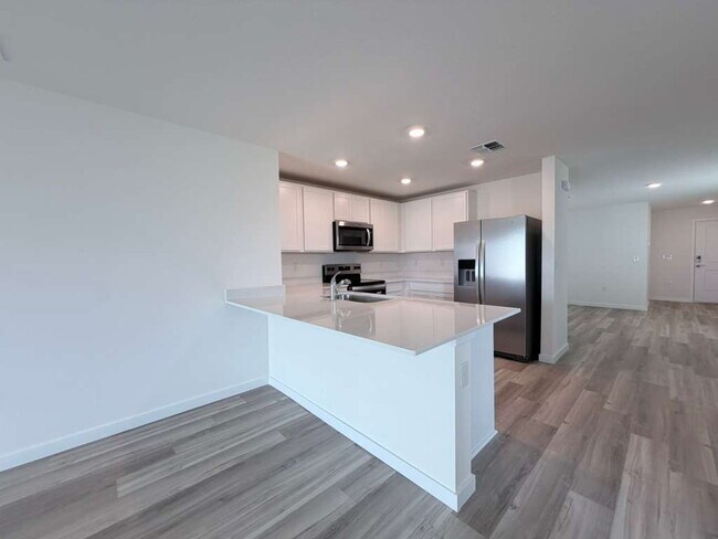 MOVE-IN SPECIAL 2 WEEKS FREE RENT!! NO APPLICATION FEES FOR APPROVED APPLICANTS**Beautiful Brand-...