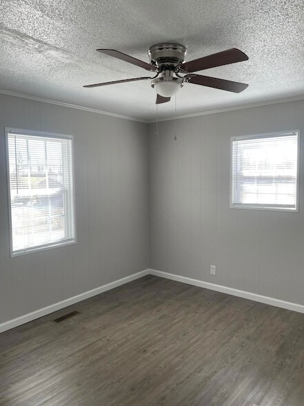 Photo - 925 Lowery St NE