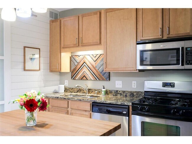 15 E Franklin Ave Unit 208