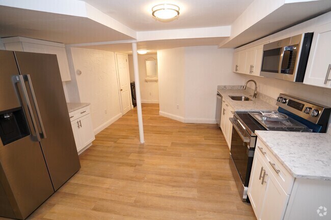 Building Photo - 83 Waverly St Unit B Rental