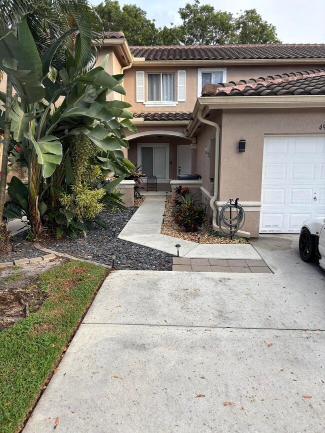 Building Photo - 4915 Pinemore Ln