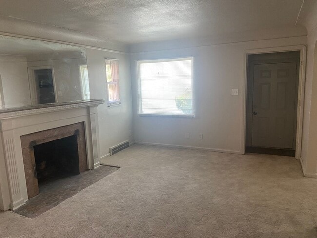 Photo - 3 bedroom bungalow - $1200