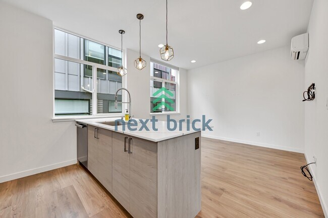 Photo - Charming 2-Bed, 2-Bath Townhouse Retreat in Seattle's Vibrant Heart – 1100 Sq Ft of Modern Living!