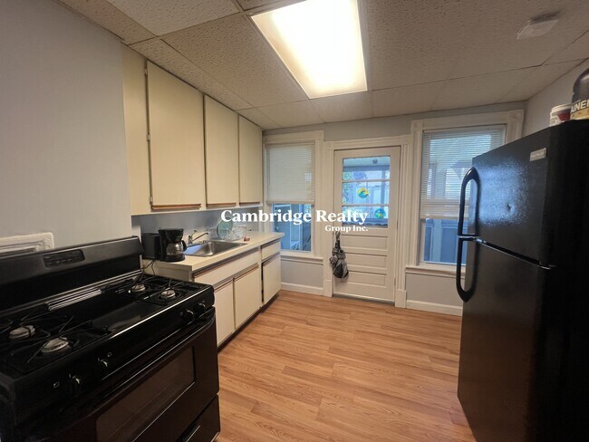 Building Photo - 10 Seventh St. Unit A