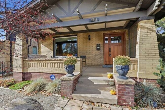 Photo - Beautiful 3 Bedroom Craftsman Bungalow Furnished or Unfurnished Available NOW!