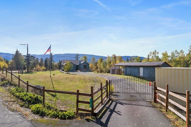 Building Photo - Yelm Country Living | 3 Bed, 3 Bath Home on 2.5 Acres | Solar Panels!