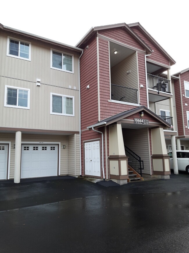 Front - 10664 NE Holly St Unit #102