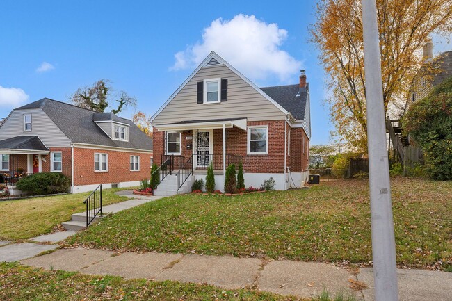 Building Photo - 4923 Lasalle Ave Unit Room A