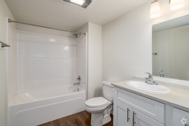 1BR, 1BA - 557SF - Bathroom