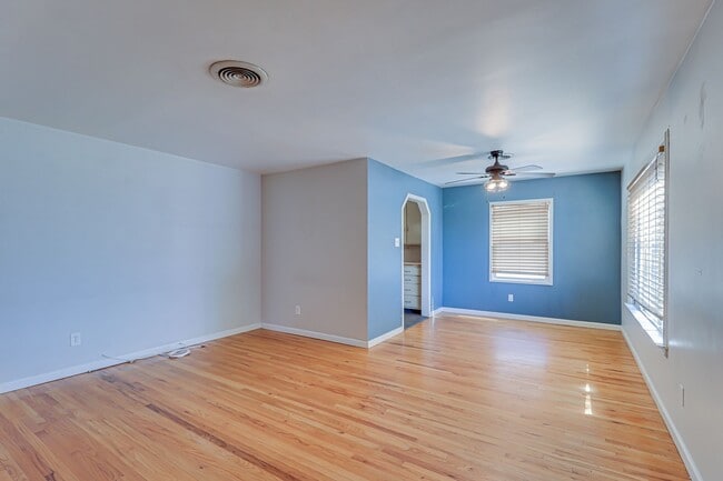 Photo - 4+2 Downtown Truxtun Ave Charm!