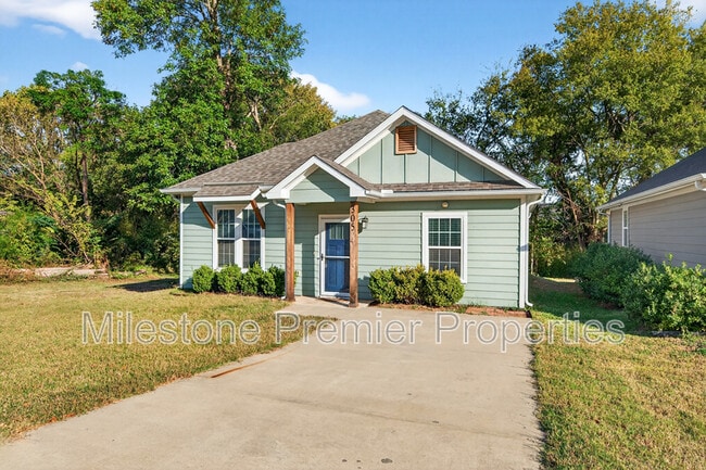 Photo - 305 W Walker St