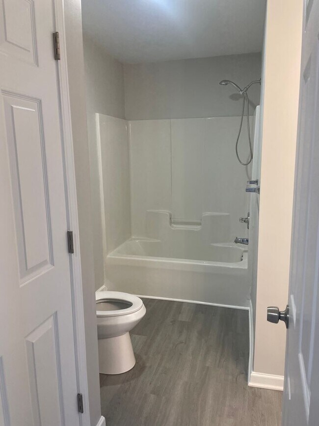 Photo - Charming Renovated 2 bedroom 2 bathroom in...