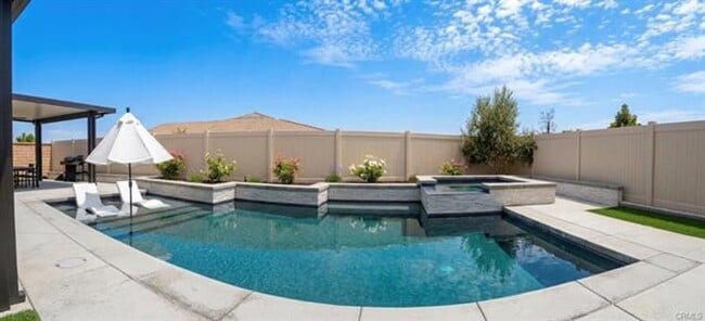 Building Photo - Stunning Pool Home
