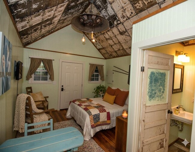 Photo - 607 Live Oak St