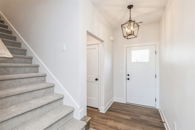 Photo - 915 Henryson St