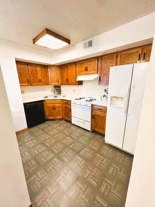 Kitchen - 884 N Prairie Ave