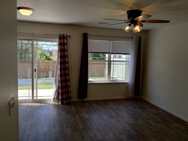 Photo - 170 Pin Oak Ct