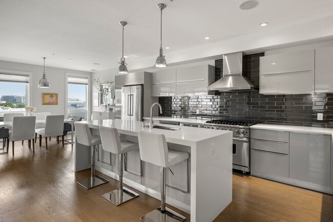Building Photo - 407 W First St Unit 302