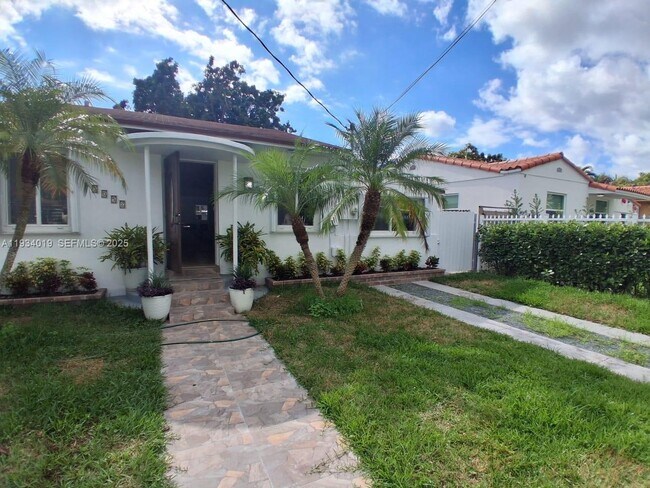 Building Photo - 3052 SW 6th St Unit B