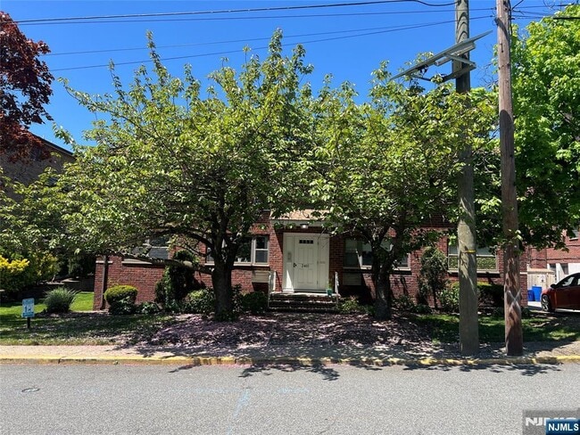 Building Photo - 2401 6th St Unit C3-C3 Rental