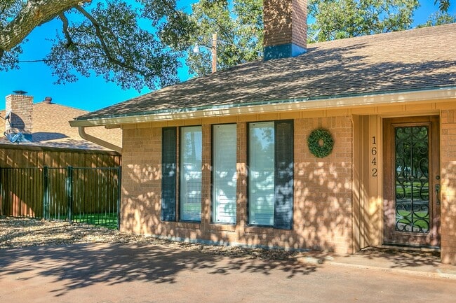 Photo - COMING APRIL 2026!!! Stunning Country Club Townhome!!