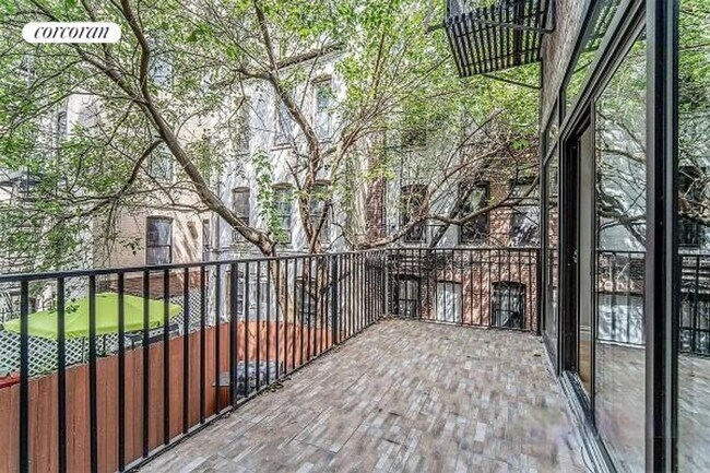 Photo - 14 E 21st St