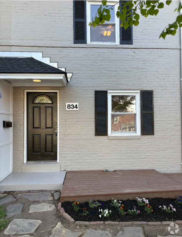 Building Photo - 834 S Ivy St Rental