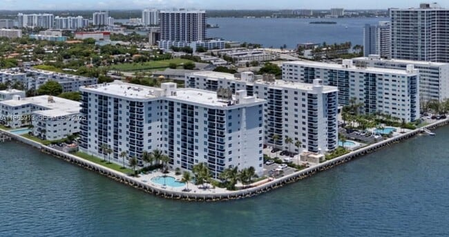 Building Photo - 1900 S Treasure Dr Unit 9-F