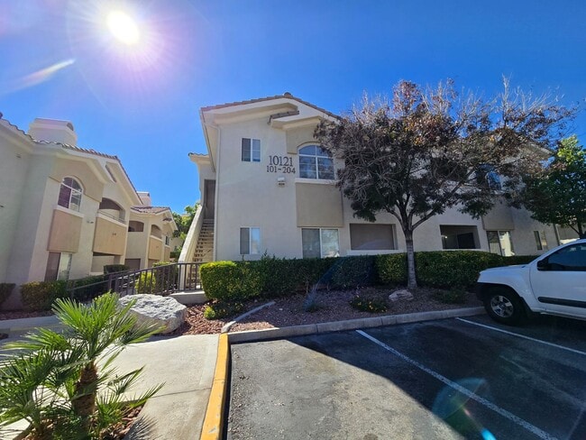 Building Photo - A Fabulous 2 Bedroom Condo with a Garage i...