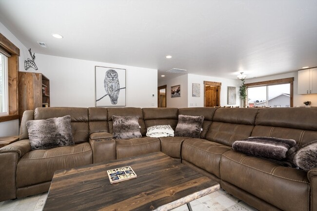 Avail October thru May.  Fully furnished w/ internet & utilities included