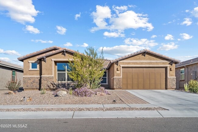 Building Photo - 1009 E Silver Ray Dr