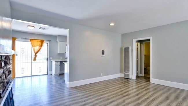 Fully REMODELED 3bed 2bath SFR. Great loca... - Fully REMODELED 3bed 2bath SFR. Great loca... House