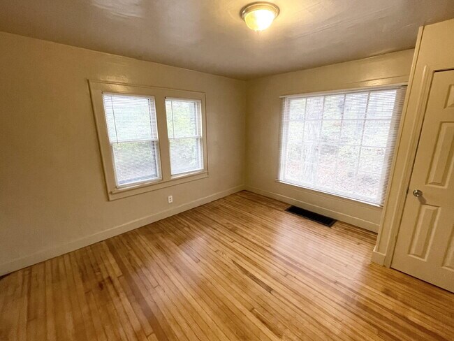 Photo - 3 Bedroom conveniently located across the street from Starbucks