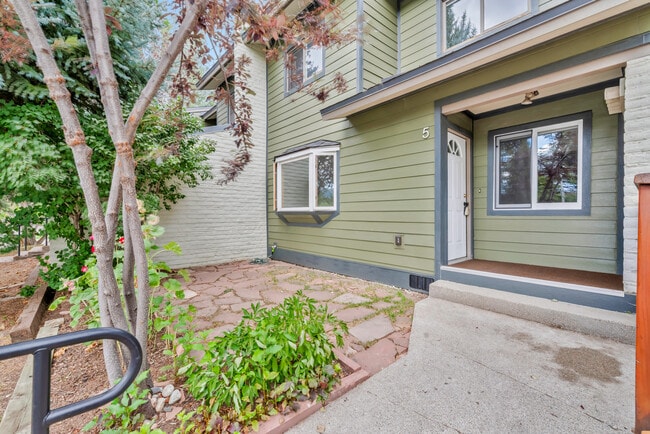 Photo - 5 Hemlock Ct