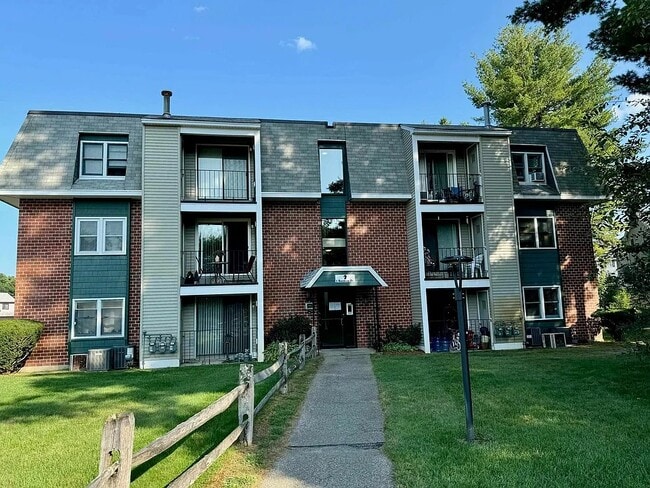Building Photo - 2 Roedean Dr Unit 304 Rental