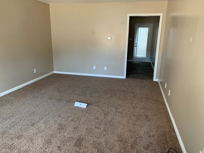 Building Photo - 2 bedroom 1 bath Rental