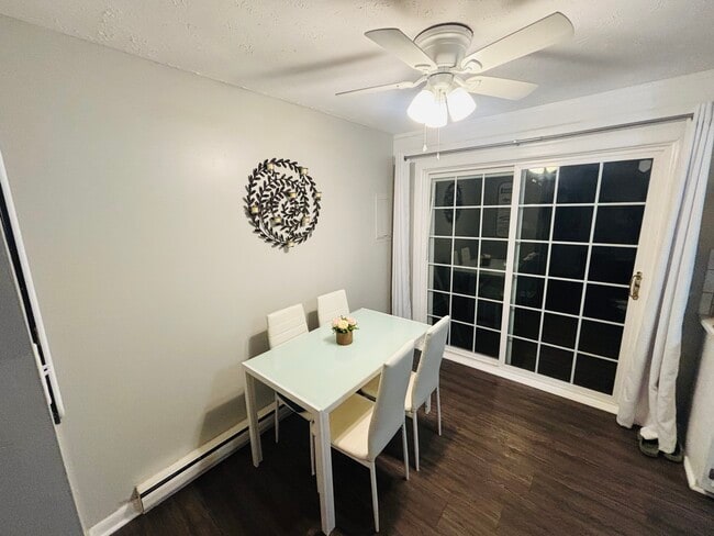 Área de cocina comedor - 314 W 12th St