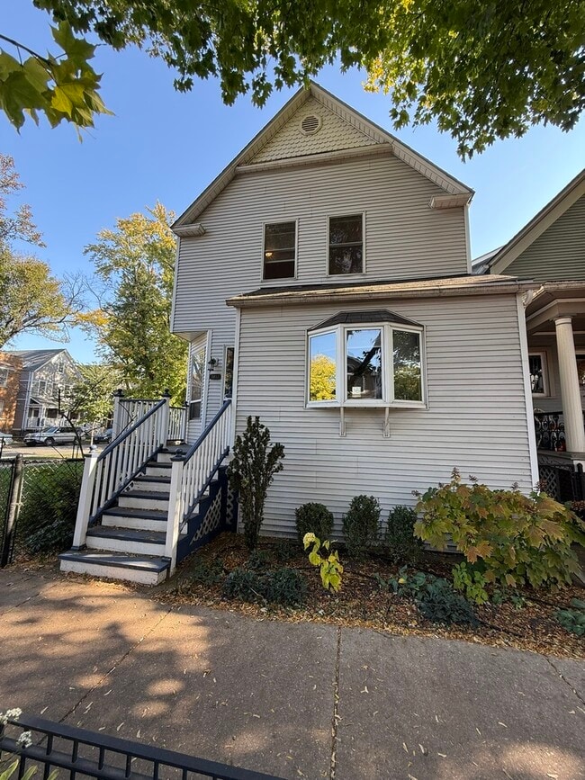 Building Photo - 3857 N Hermitage Ave