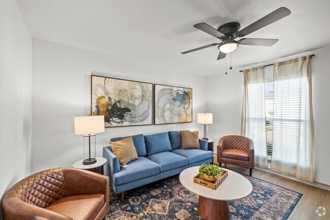 2BR, 1.5BA - 879SF - Living Room